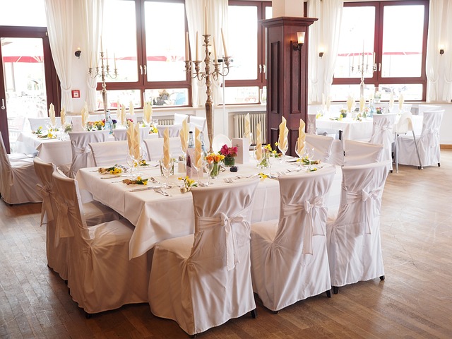 salonek na svatební hostinu